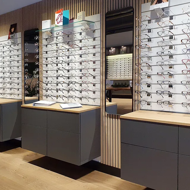 Die Optikerin - Josephine Giese, Brillenauswahl